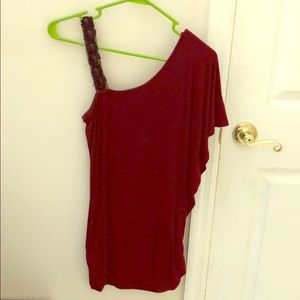 An off one shoulder top with a sequins strap.